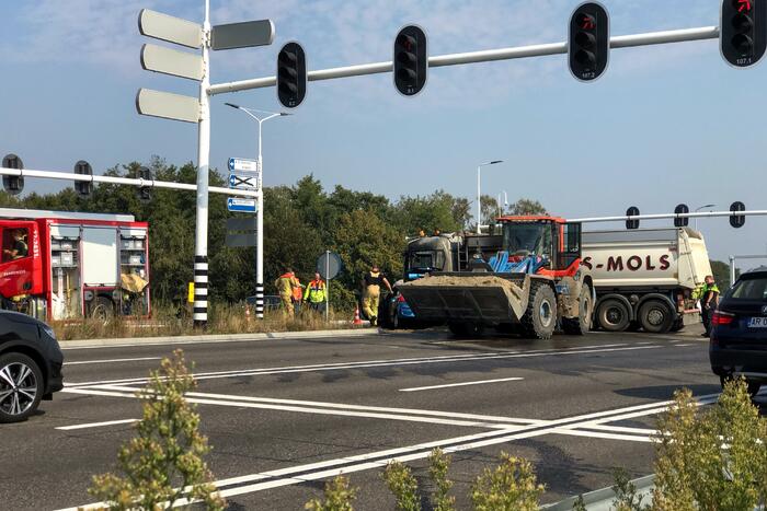 Personenwagen vliegt in brand na aanrijding met vrachtwagen
