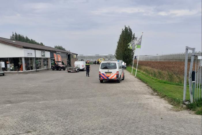 Bouwmachine valt om, persoon zwaargewond