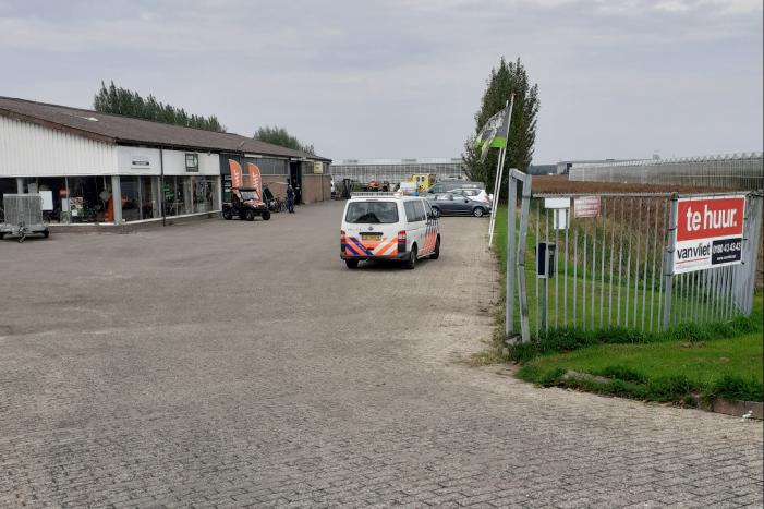 Bouwmachine valt om, persoon zwaargewond