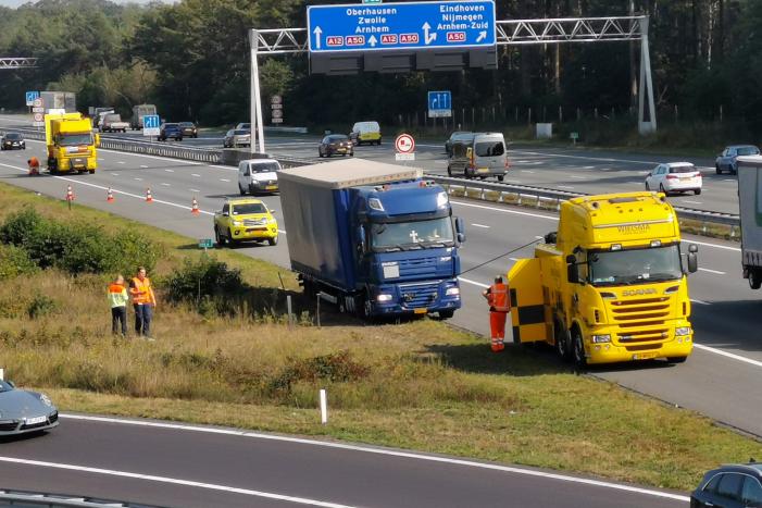 Vrachtwagen vast in de berm