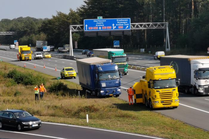 Vrachtwagen vast in de berm