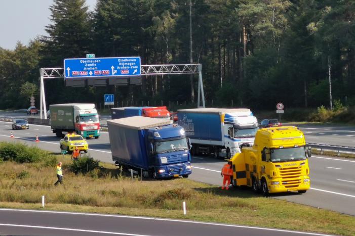 Vrachtwagen vast in de berm