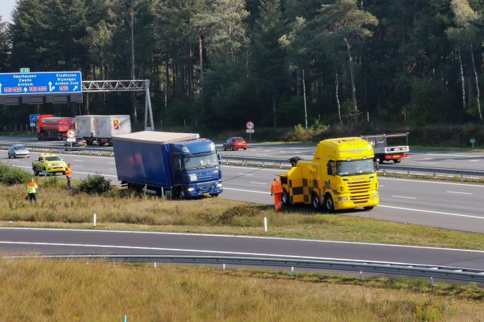 Vrachtwagen vast in de berm
