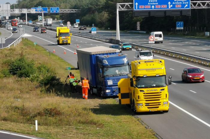 Vrachtwagen vast in de berm