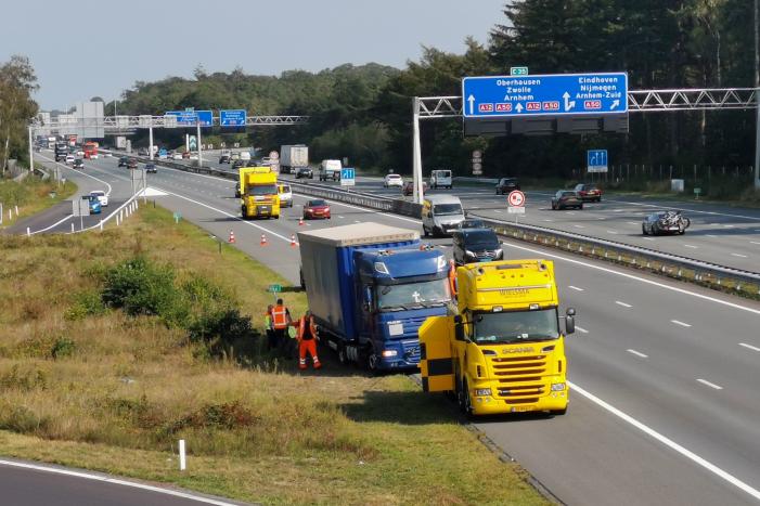 Vrachtwagen vast in de berm