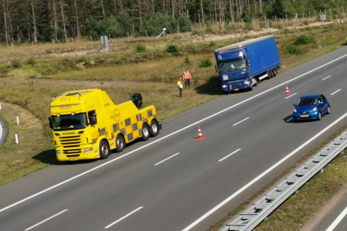 Vrachtwagen vast in de berm