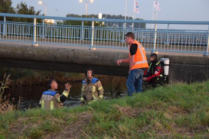 Brandweer zoekt naar mogelijk persoon te water