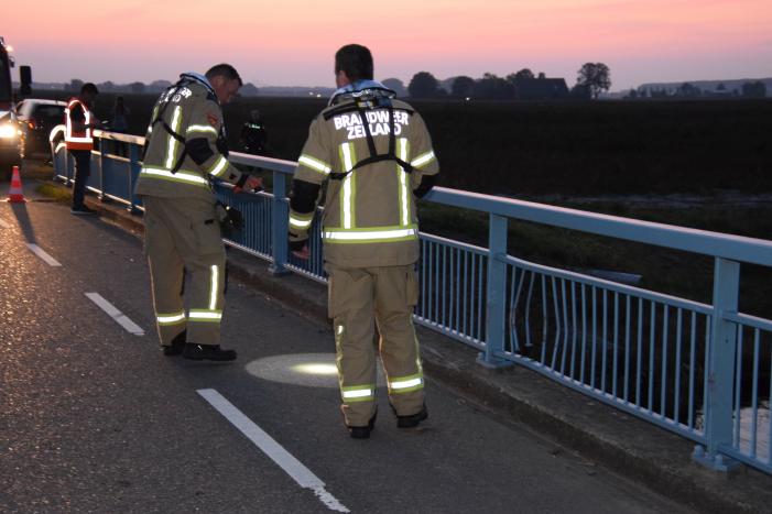 Brandweer zoekt naar mogelijk persoon te water
