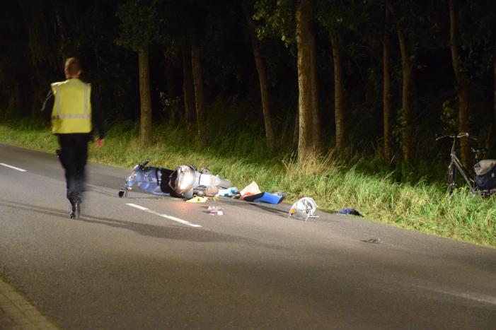Scooterrijder knalt tegen boom en raakt gewond