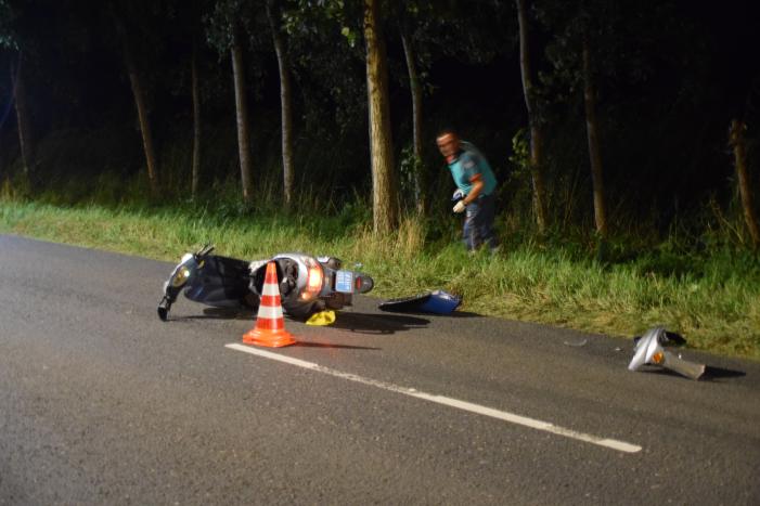 Scooterrijder knalt tegen boom en raakt gewond