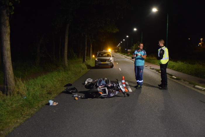 Scooterrijder knalt tegen boom en raakt gewond