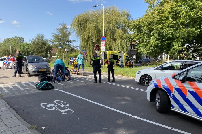 Automobilist ziet overstekende fietsster over het hoofd