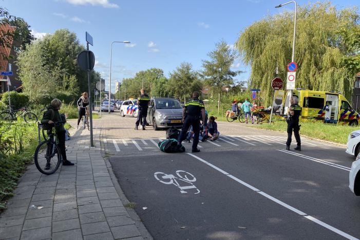 Automobilist ziet overstekende fietsster over het hoofd