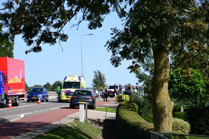 Racefietser gaat onderuit en raakt gewond