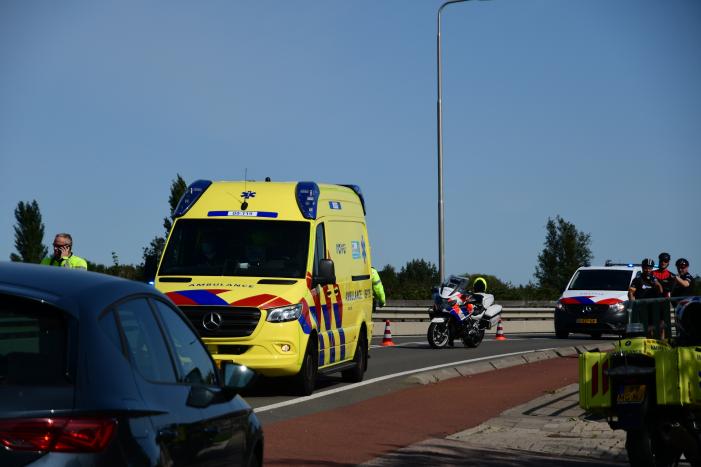 Racefietser gaat onderuit en raakt gewond