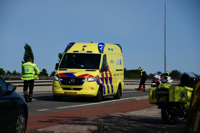 Racefietser gaat onderuit en raakt gewond