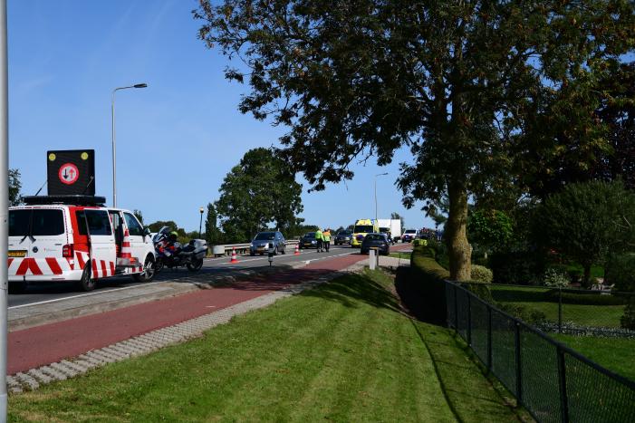 Racefietser gaat onderuit en raakt gewond