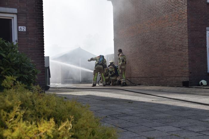 Schuur naast woonhuis brandt volledig uit