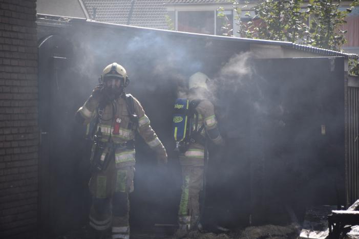 Schuur naast woonhuis brandt volledig uit