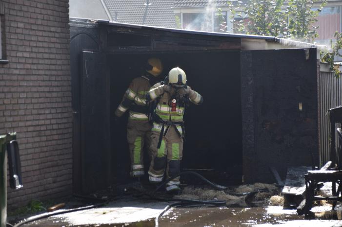 Schuur naast woonhuis brandt volledig uit
