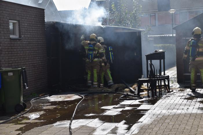 Schuur naast woonhuis brandt volledig uit