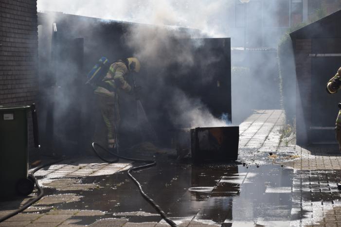 Schuur naast woonhuis brandt volledig uit