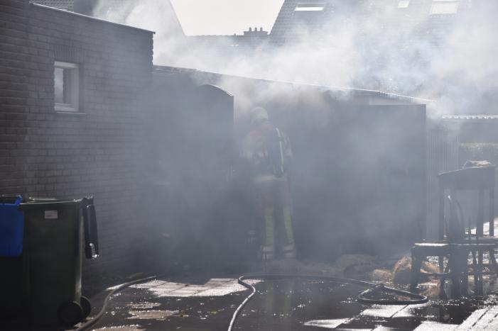 Schuur naast woonhuis brandt volledig uit