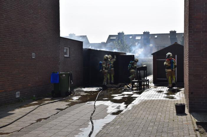 Schuur naast woonhuis brandt volledig uit