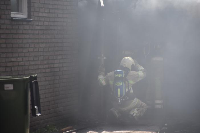 Schuur naast woonhuis brandt volledig uit