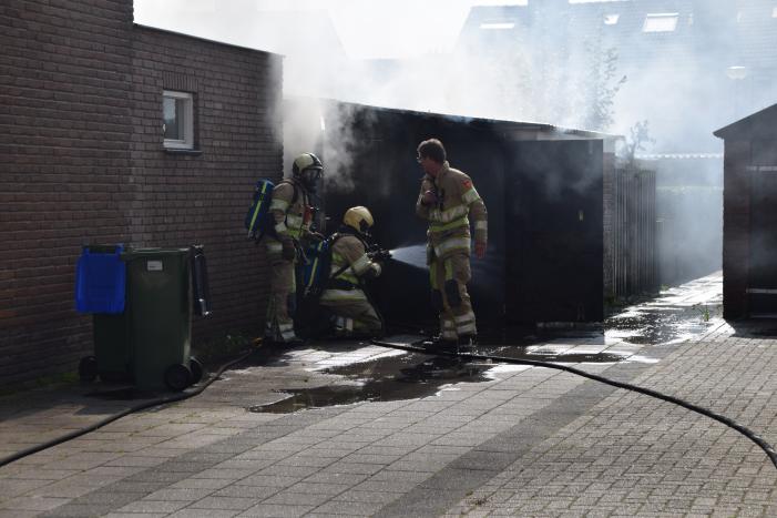 Schuur naast woonhuis brandt volledig uit