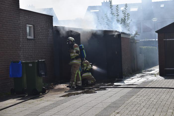 Schuur naast woonhuis brandt volledig uit