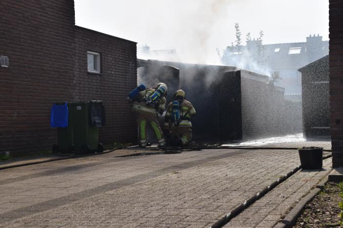 Schuur naast woonhuis brandt volledig uit