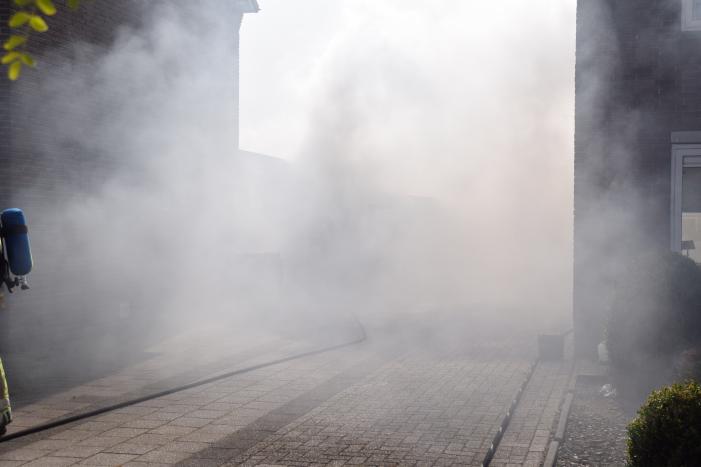 Schuur naast woonhuis brandt volledig uit