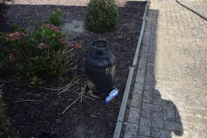 Schuur naast woonhuis brandt volledig uit