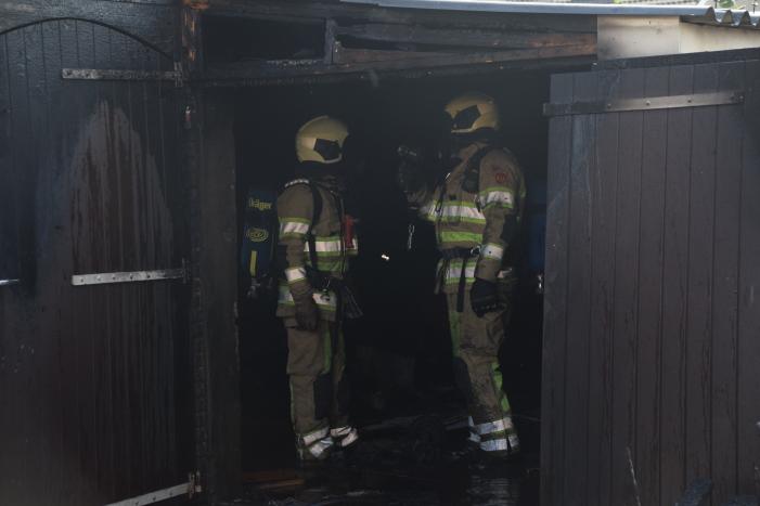 Schuur naast woonhuis brandt volledig uit
