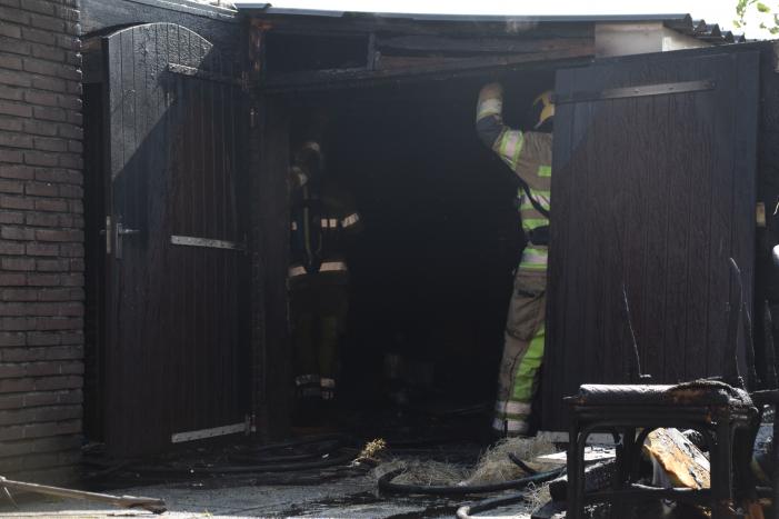 Schuur naast woonhuis brandt volledig uit