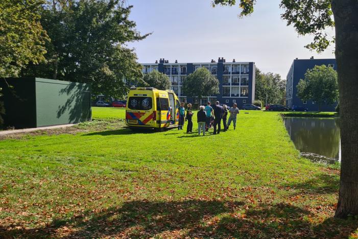 Omstanders redden oudere man uit water