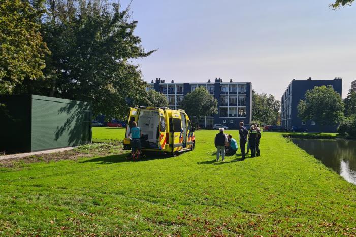 Omstanders redden oudere man uit water