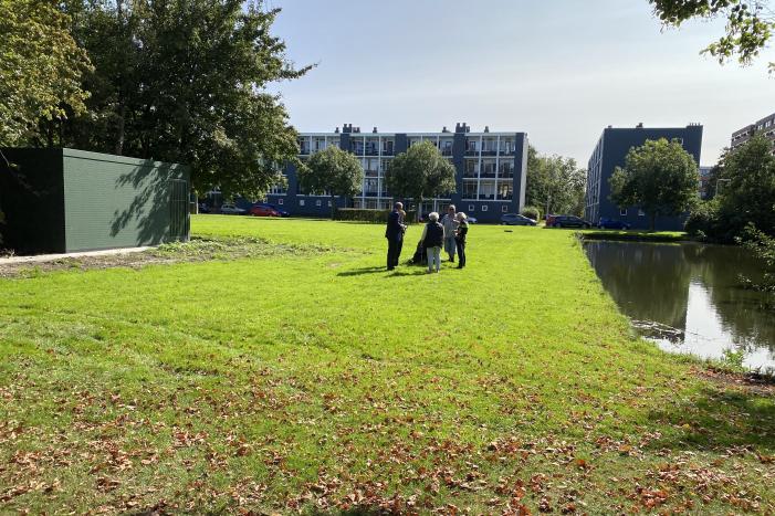 Omstanders redden oudere man uit water