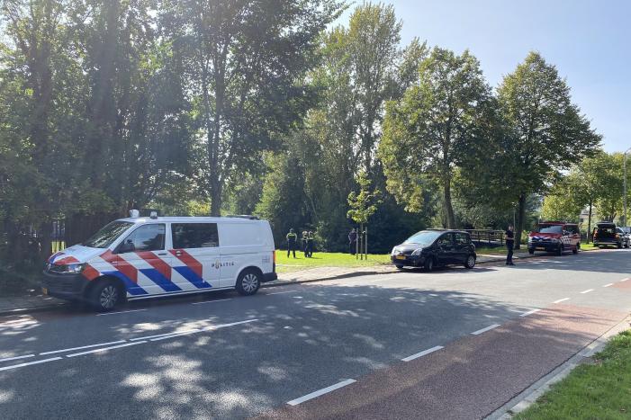 Omstanders redden oudere man uit water