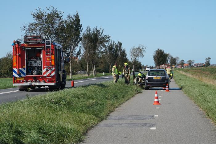 Bestuurder zet auto aan de kant na brandlucht