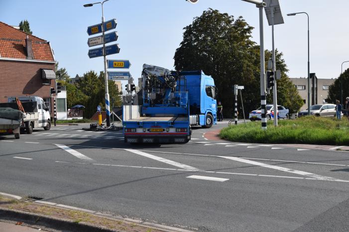 Fietser belandt onder vrachtwagen