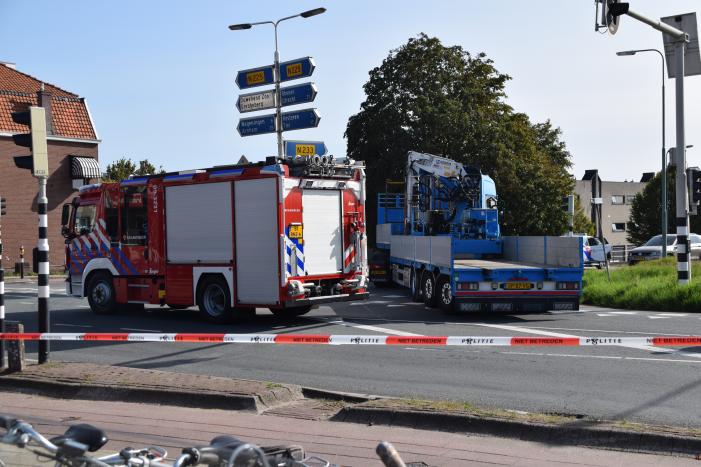 Fietser belandt onder vrachtwagen