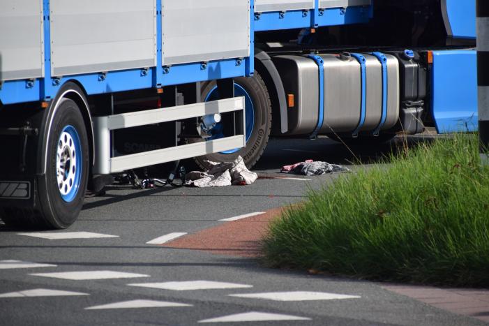 Fietser belandt onder vrachtwagen