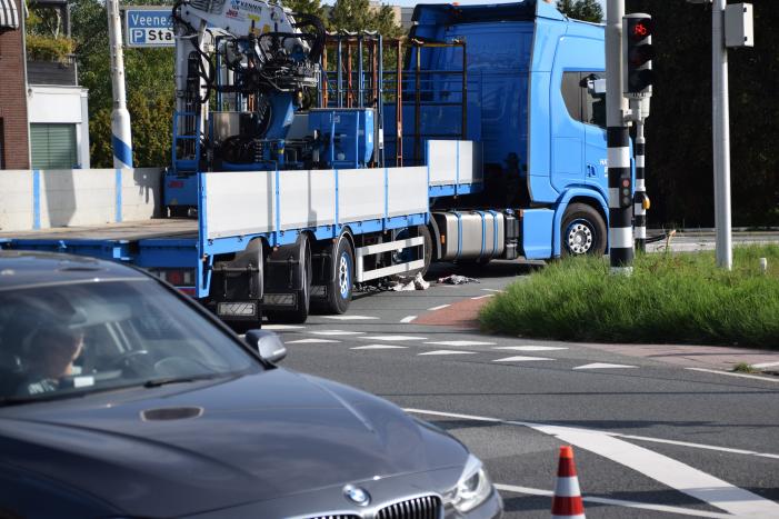 Fietser belandt onder vrachtwagen