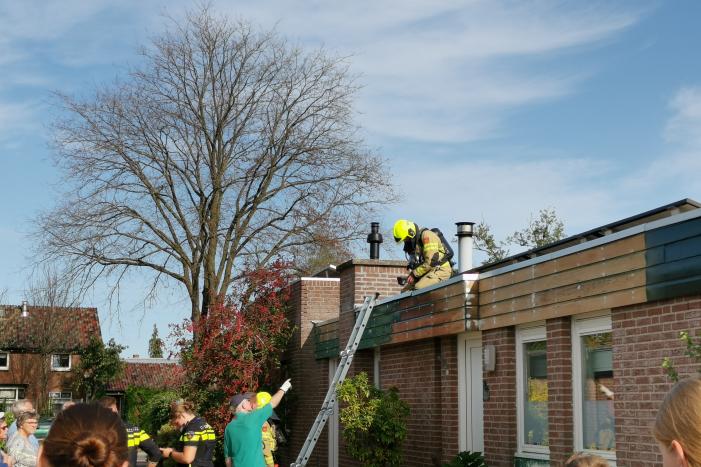 Dak vliegt in brand door verfbrander