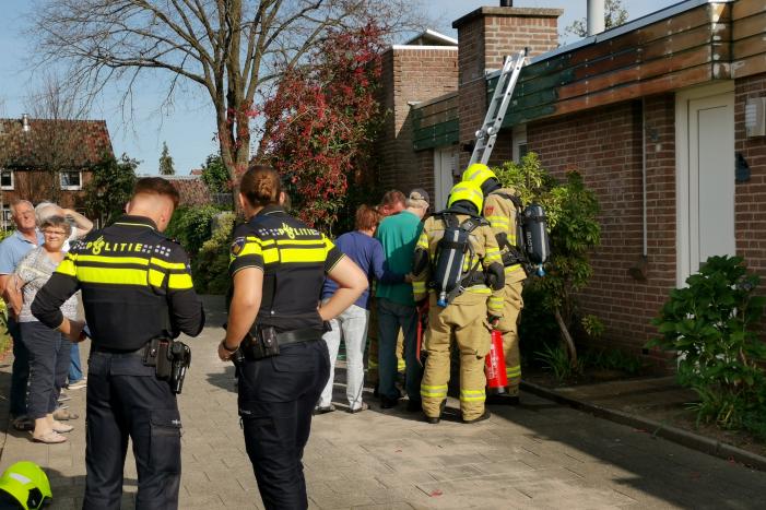Dak vliegt in brand door verfbrander