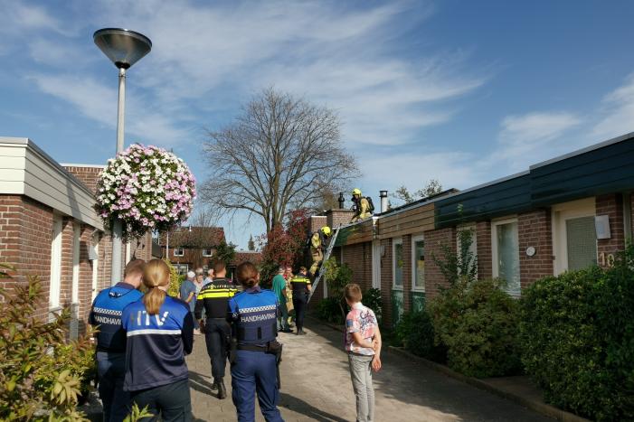 Dak vliegt in brand door verfbrander