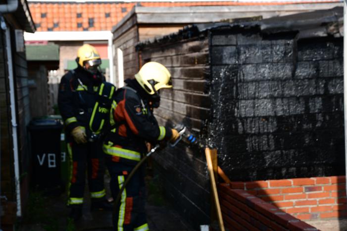 Brand in achtertuin van woning