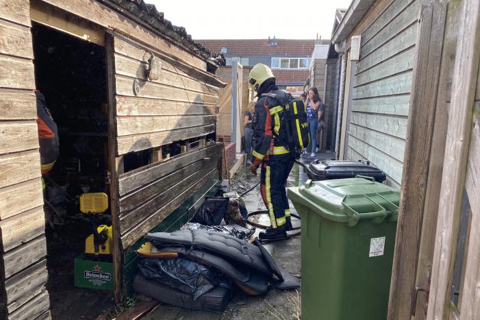 Brand in achtertuin van woning